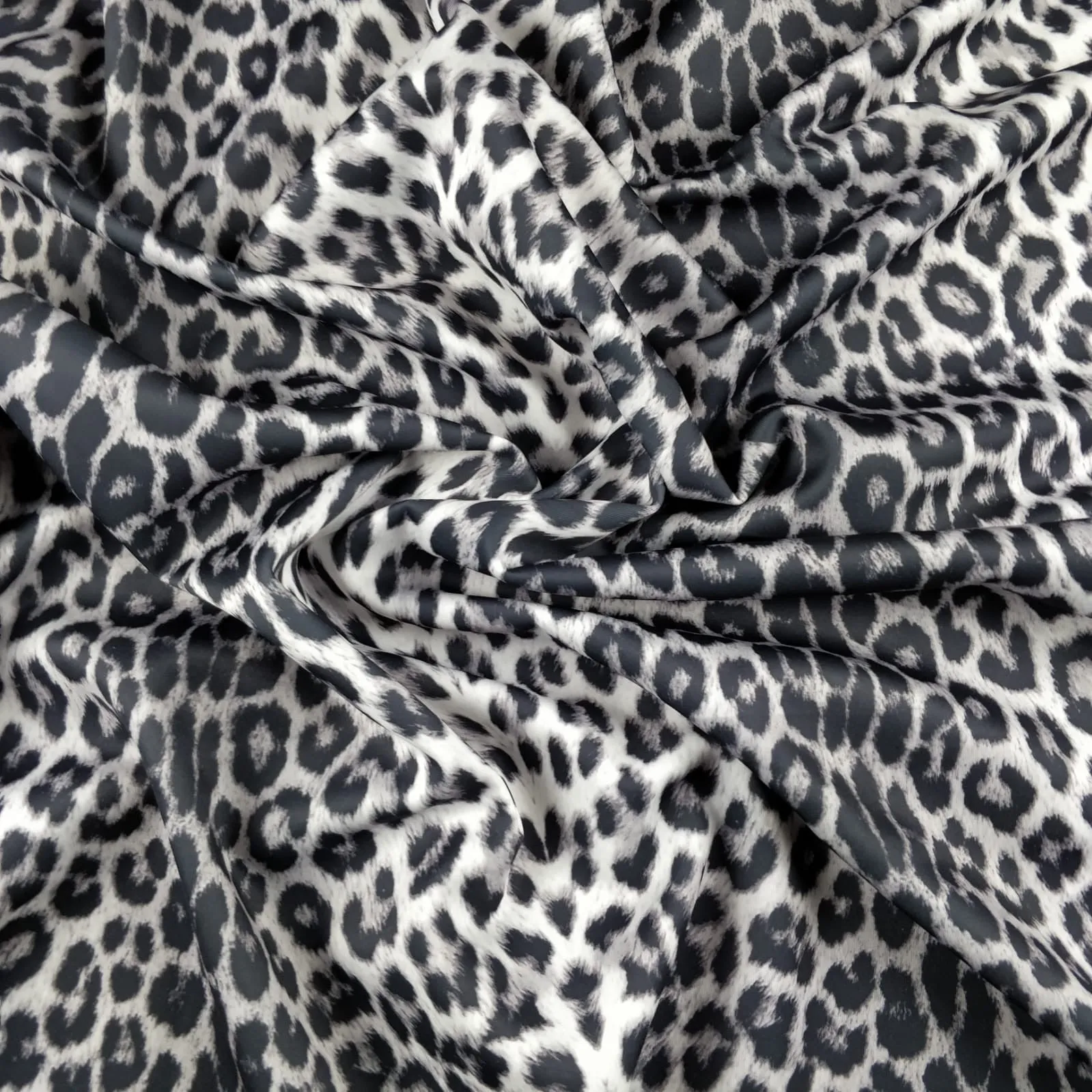 FS005_4 Black White Leopard